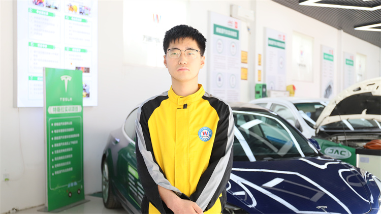 转型学习新能源汽车技术，迎接未来职业新挑战 ——西安万通学子王明