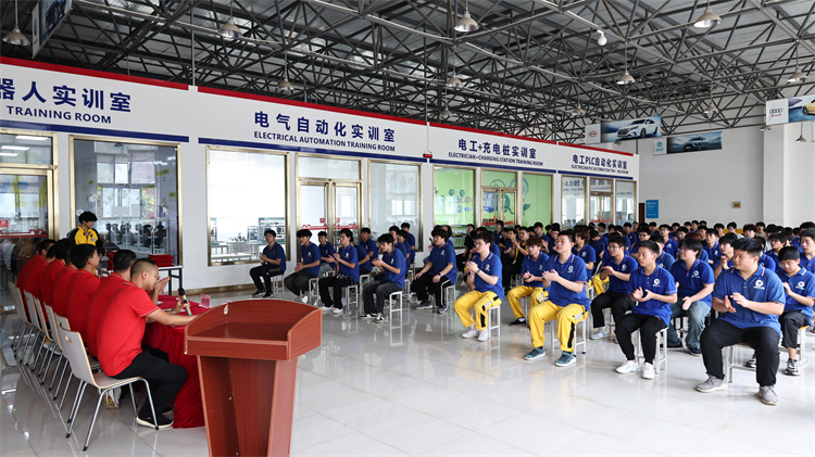 “匠心筑梦 技能报国”——西安万通2025教学质量年闭幕暨表彰大会圆满举行