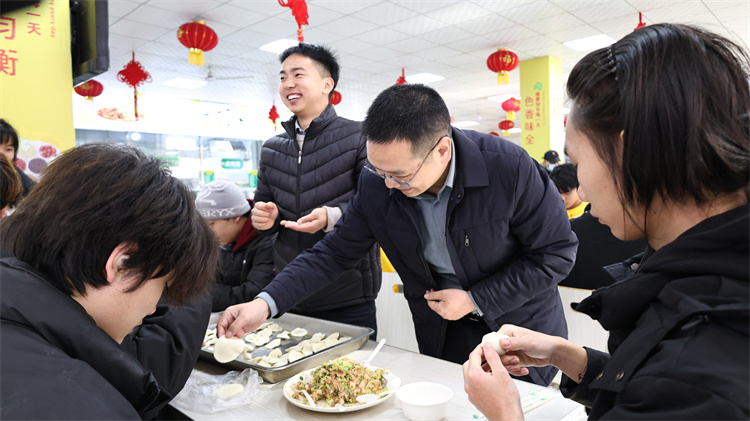  冬至将至，情满校园——西安万通汽车学校师生共包饺子迎佳节