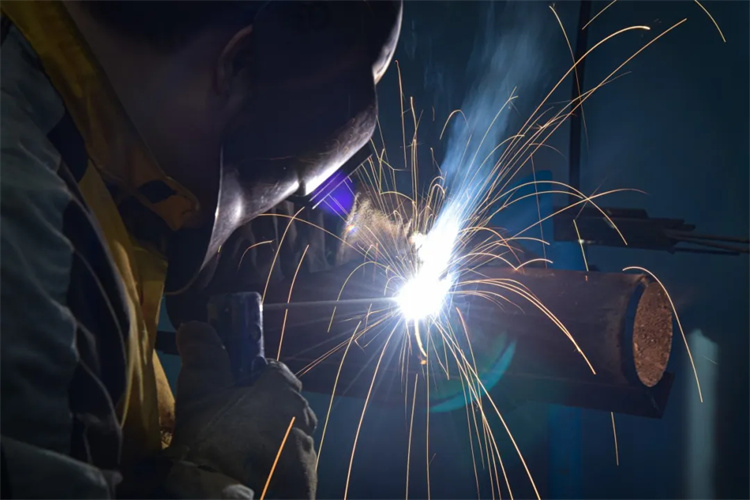 人到中年学什么技术好就业？焊接技能带你稳站职场！