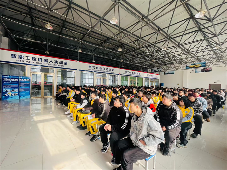 筑牢安全防线，护航青春梦想——西安万通汽车学校举办校园安全法制专题讲座