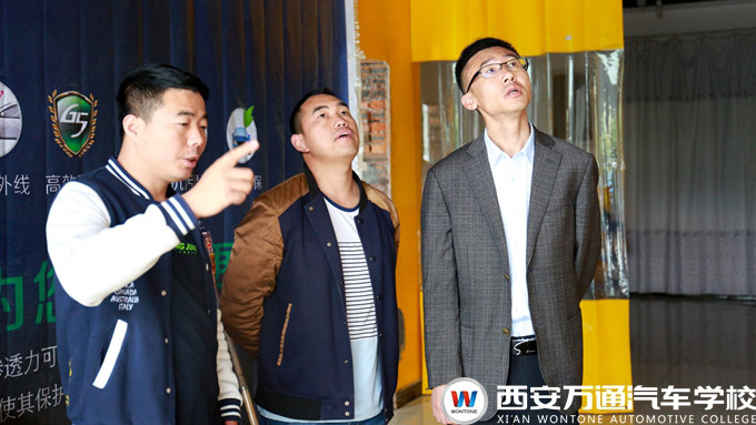 西安万通创就业指导中心老师以及创业导师考察创业学子的店面现场