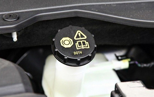 刹车油使用多长时间更换，dot3和dot4有什么区别