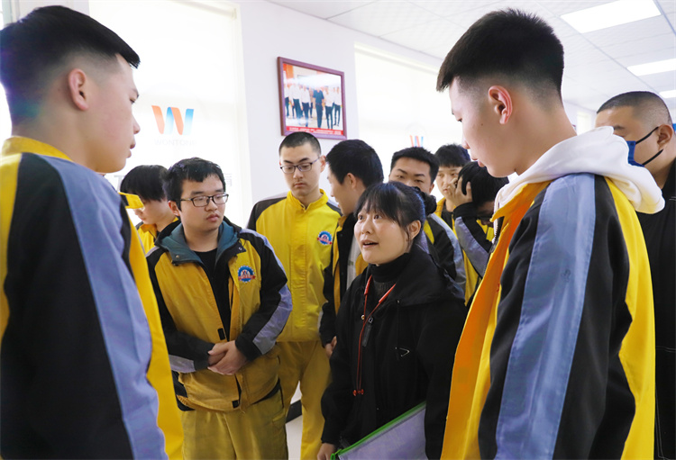 教学上岗紧密衔接——鑫亚特汽车集团到我校开展专场招