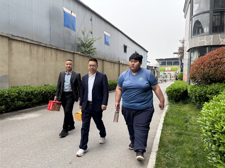 一场跨越课堂的对话：西安万通校长亲自家访，把“关爱”送到家